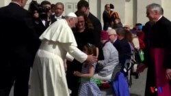 Une petite Américaine bientôt aveugle a pu rencontrer le pape