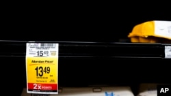 ARCHIVO - Se ve un estante vacío de huevos de gallinas camperas en un Safeway, el 27 de enero de 2025, en Seattle.