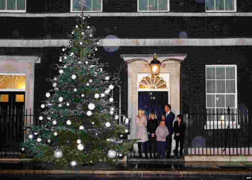 Премьер-министр Великобритании Дэвид Камерон у своей резиденции на Даунинг-стрит в Лондоне после церемонии зажигания огней 1 декабря. Фото AP