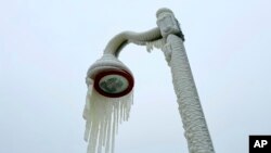 Una farola llena de hielo en Paterson, Nueva Jersey, el 18 de enero de 2024.