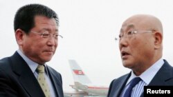 지난 5월 북한을 방문한 이지마 이사오 특사(오른쪽). (자료사진)