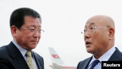 Ðặc sứ Nhật Bản Isao Iijima được chào đón bởi ông Kim Chol-ho, Phó giám đốc Phòng Quan hệ ngoại giao Châu Á của Bộ Ngoại giao Bắc Triều Tiên tại Bình Nhưỡng, ngày 14/5/2013.