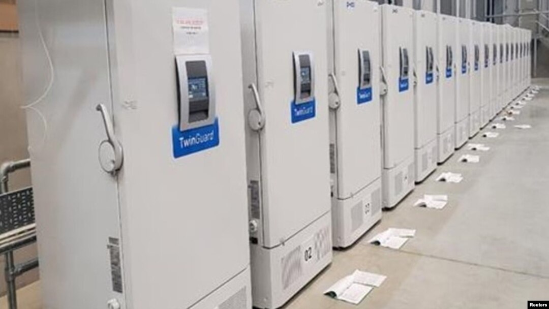 Congeladores especiales esperan para que comience la la distribución de vacunas contra el COVID-19, en Gran Bretaña.