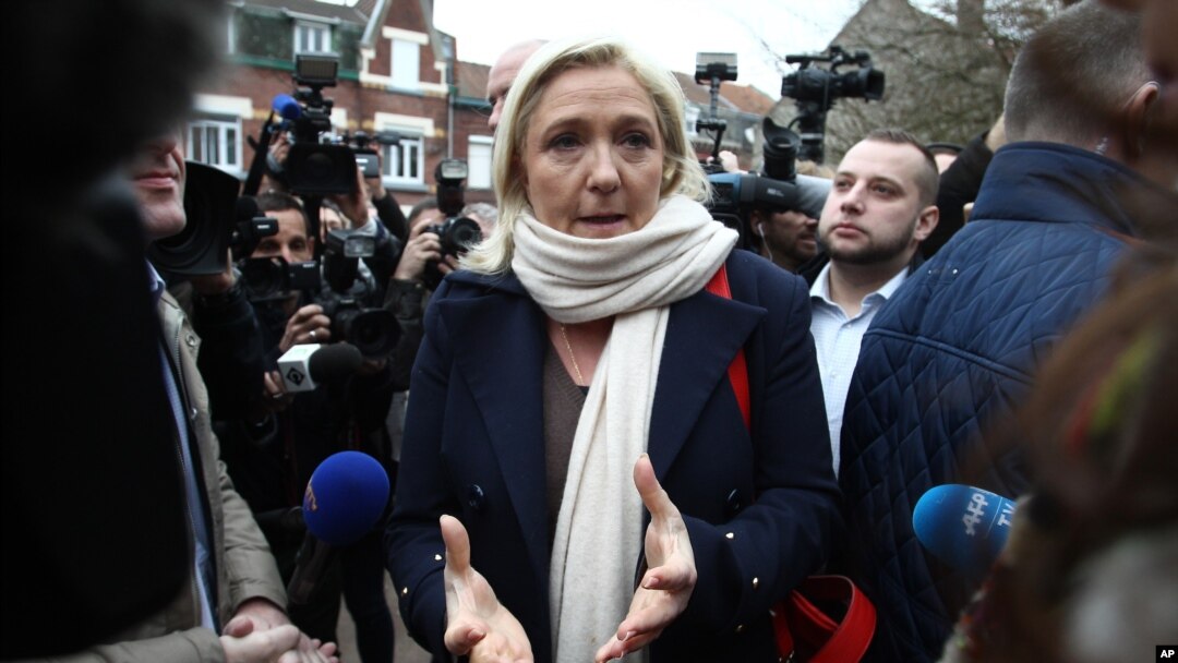 Pemimpin Partai Kanan Front Nasional Perancis, Marine Le Pen, berbicara pada media sebelum putaran pertama pilkada, Minggu, 6 Desember 2015, di Henin-Beaumont, Perancis utara. (AP Photo/Michel Spingler)