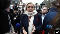 Ketua partai Front Nasional Perancis, Marine Le Pen berbicara kepada media di kota Henin-Beaumont, Perancis utara, Minggu (6/12).