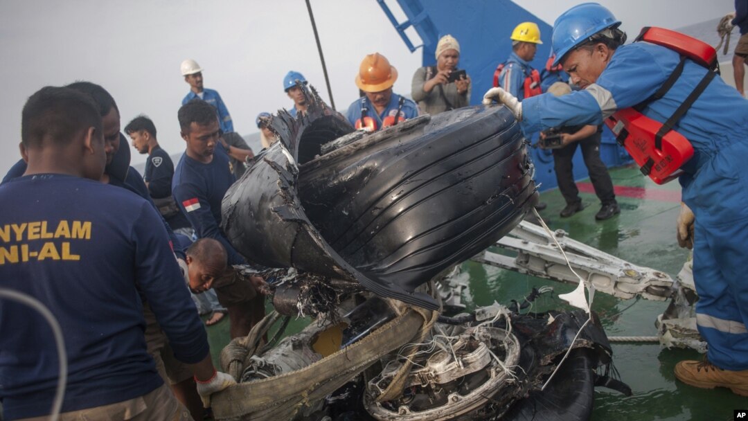Alat berat mengangkat bagian roda pesawat Lion Air JT610 dari dasar laut perairan Tanjung Karawang, 4 November 2018.