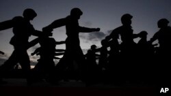 ARCHIVO - Soldados camboyanos marchan durante una ceremonia de apertura en la aldea de Prek Ta Sek, en las afueras de Phnom Penh, Camboya, el 29 de diciembre de 2018. 