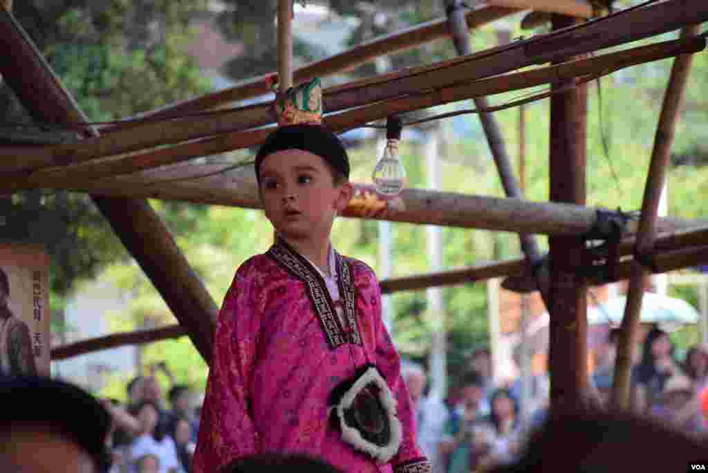 有外籍小男孩擔任「色芯」穿上中國傳統戲服。(美國之音湯惠芸攝）