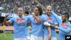 Gokhan Inler dan Edinson Cavani masing-masing mencetak dua gol dan Marek Hamsik juga mencetak gol bagi Napoli (foto, 2/12). 