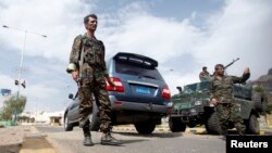 Police troopers man a checkpoint near the British embassy in Sanaa, Yemen, August 3, 2013. 