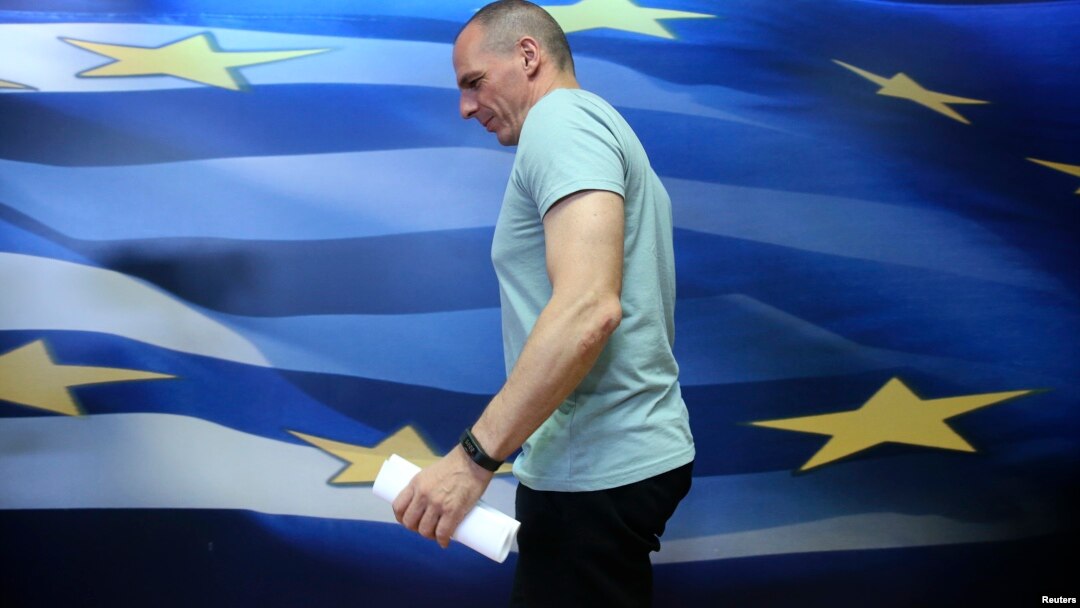 Menteri Keuangan Yunani Yanis Varoufakis tiba untuk memberikan pernyataan di Athena, Yunani, 5 Juli 2015.