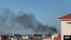 Asap membubung di Bamako, ibu kota Mali setelah terdengar suara tembakan pada Selasa, 17 September 2024. (Foto: AFPTV/AFP)age taken from an AFPTV video on Sept. 17, 2024. 