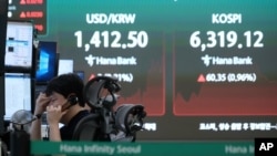 在韩国首尔韩亚银行(Hana Bank)总部的外汇交易室，一名外汇交易员正在通话。(2026年8月10日) 