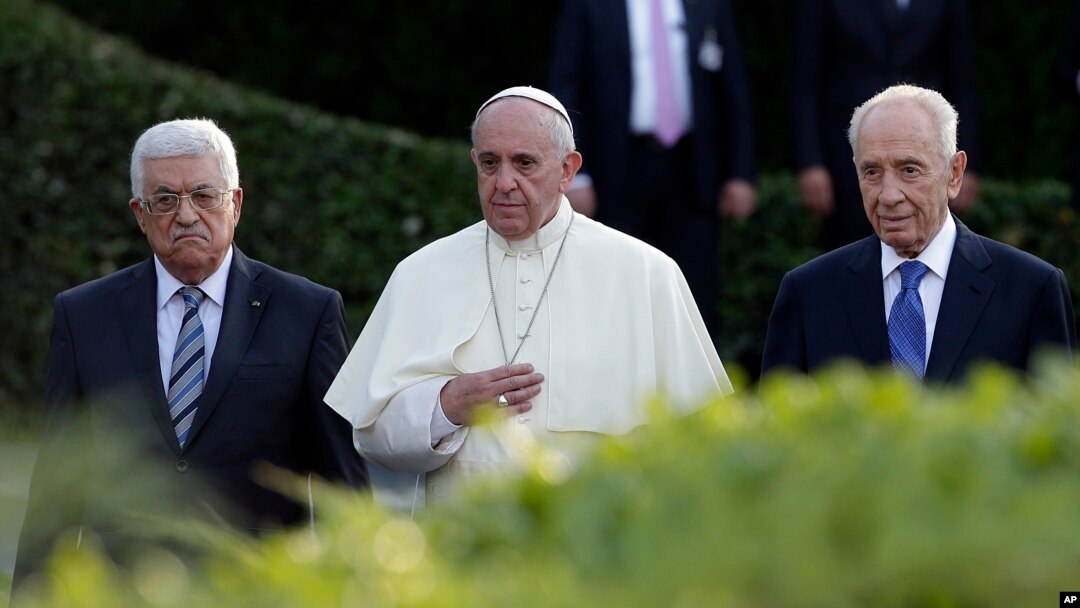 Pemimpin Palestina Mahmoud Abbas (kiri), Paus Fransiskus dan Presiden Israel Shimon Peres dalam acara doa bagi perdamaian di Vatikan (8/6). 