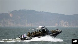 올해 6월 서북도서 지역 연평도 주변을 순찰하는 해군 보트.