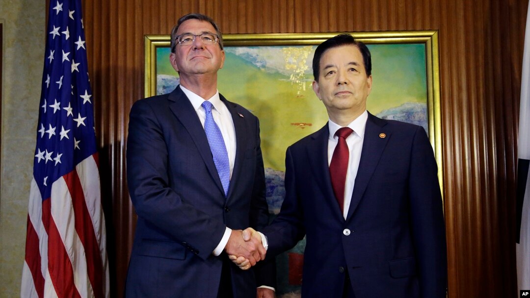 美國國防部長卡特與南韓國防部長韓民求在新加坡召開的亞洲最大年度安全論壇--香格里拉對話會議期間會晤（2016年6月4日）