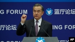 중국의 왕이 외교부장이 지난달 'COVID-19 시대 후 국제 질서와 세계 통치'란 제목으로 베이징 외교부 청사에서 열린 포럼에서 연설하고 있다. 