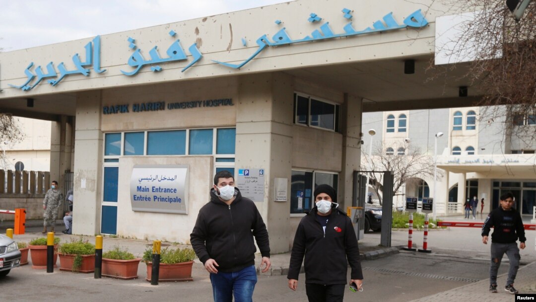 Para pengunjung Rumah Sakit Rafik Hariri, yang merawat pasien pertama yang terkena virus korona di Lebanon, mengenakan masker untuk tindakan prefentif, 21 Februari 2020. 