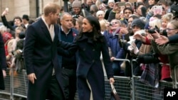 Pangeran Harry dari Inggris dan tunangannya Meghan Markle tiba di acara amal Hari AIDS Sedunia yang diadakan Terrence Higgins Trust, di Nottingham, Inggris, 1 Desember 2017. 