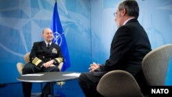 Admiral Džejms Stavridis tokom razgovora sa dopisnikom Glasa Amerike iz Londona Alom Pesinom