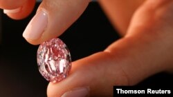 Una modelo posa con el diamante 'El espíritu de la Rosa', un diamante de alta calidad de color rosa morado, en Ginebra, Suiza, el 11 de noviembre de 2020.