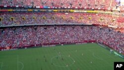 Dîmenek ji maça FC Barcelona û Manchester United ku 81.000 hezkirîyên futbolê lê amade bibûn. Washington, Tîrmeh 30, 2011