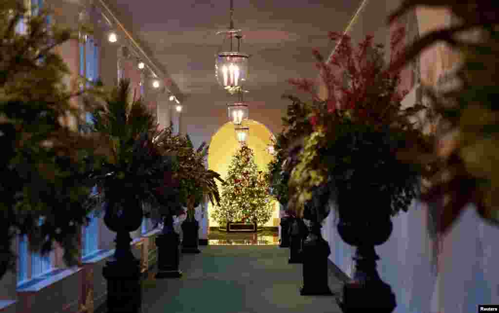 Un árbol de Navidad adorna el ala este durante una vista previa de la decoración navideña en la Casa Blanca en Washington, EE.UU., 30 de noviembre de 2020.