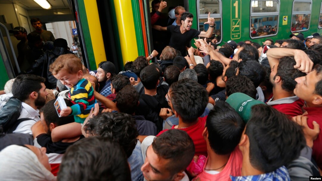 Di dân giận dữ la ó phản đối cảnh sát tại trạm xe lửa Keleti ở Budapest, Hungary, ngày 3/9/2015. 