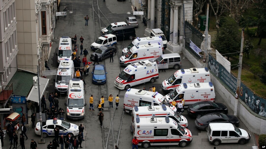 Petugas keamanan dan ambulan berada di lokasi ledakan di Istanbul, Turki (19/3).