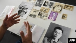 1969년 북한의 대한항공 여객기 납치사건 피해가족인 황인철 씨가 아버지 황원 씨의 납북 전 사진을 모은 사진첩을 보이고 있다.