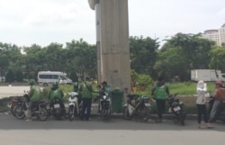 Competition among motorbike drivers in Vietnam includes Go-Viet, Be, FastGo and Grab. (H. Nguyen/VOA)