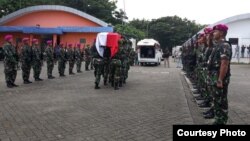 Upacara penghormatan terhadap tiga jenazah prajurit TNI di Timika, Papua, sebelum dipulangkan ke kampung halamannya hari Jumat (8/3). (Courtesy: Kapendam Cendrawasih).