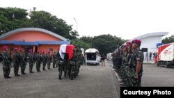 Upacara penghormatan terhadap tiga jenazah prajurit TNI di Timika, Papua, sebelum dipulangkan ke kampung halamannya hari Jumat (8/3/2019). (Courtesy: Kapendam Cendrawasih/ilustrasi).