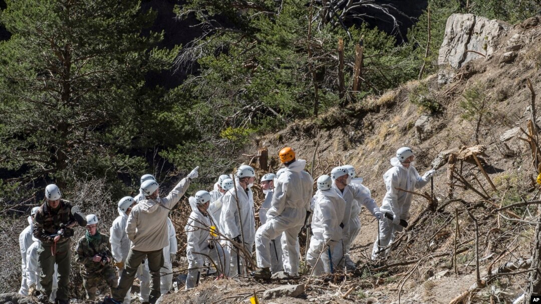 Tim SAR darurat Perancis bekerja di antara puing-puing pesawat Germanwings di lokasi jatuhnya pesawat di dekat Seyne-les-Alpes, Perancis, 3 April 2015.