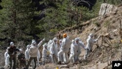 Tim SAR darurat Perancis bekerja di antara puing-puing pesawat Germanwings di lokasi jatuhnya pesawat di dekat Seyne-les-Alpes, Perancis, 3 April 2015.