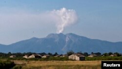 11일 인도네시아 로카텐다 화산에서 화산재와 연기가 뿜어나오고 있다.