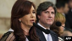 El vicepresidente argentino, Amado Boudou, observa a la Cristina Fernández en una foto de archivo de 2011.