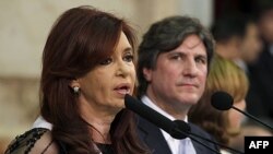 Tổng thống Argentina Cristina Fernandez de Kirchner (trái) và Phó tổng thống Amado Boudou