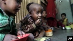 Неисхранети деца, згрижени во Центар за гладни во Мумбај, Индија.