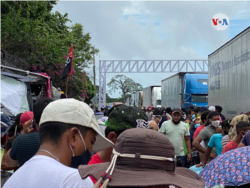 Los camiones cruzan la frontera entre Costa Rica y Nicaragua muy cerca del campamento de migrantes nicaragüenses.