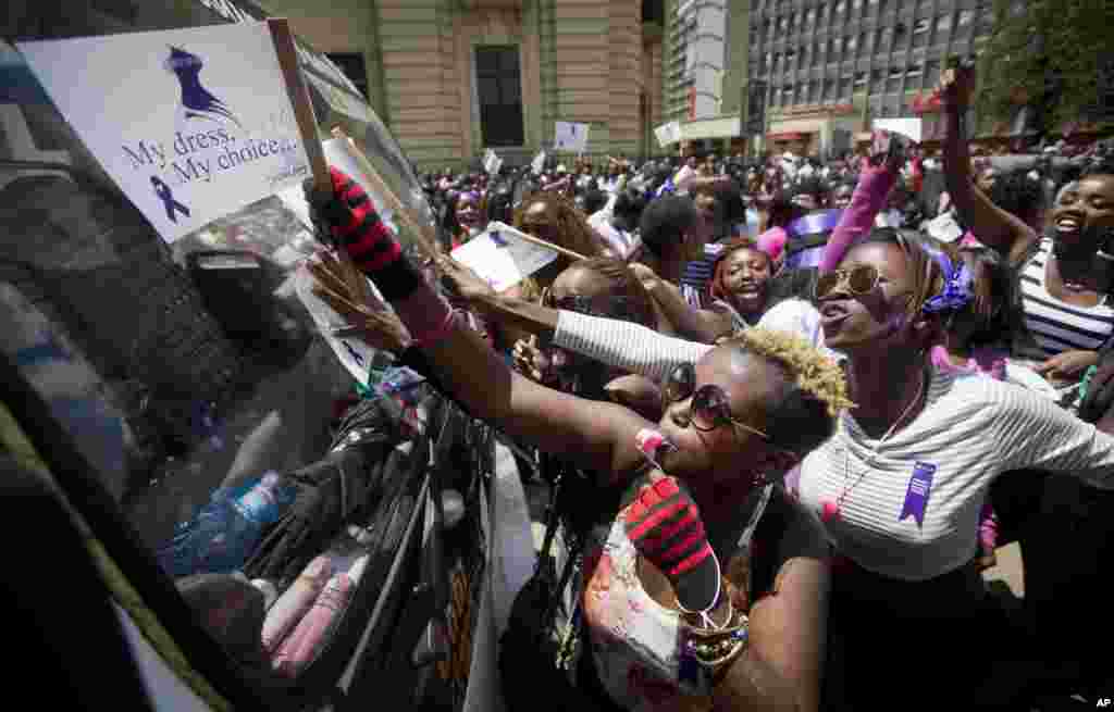 Des kenyanes protestent pour le droit de porter des vêtements selon leur choix, lors d&#39;une manifestation dans le centre de Nairobi, au Kenya lundi 17 novembre 2014. Un récent incident au cours duquel une foule d&#39;hommes a entouré une femme et déchiré les vêtements de cette dernière, la laissant nue sur la rue en face d&#39;un arrêt de sous prétexte qu&#39;elle était mal habillée, est une de ces nombreuses vidéos qui ont circulé en ligne ces derniers jours causant une vague de colère qui a incité environ 1000 manifestants, dont un certain nombre d&#39;hommes appuyant la cause des femmes, à marcher lundi dans les rues de Nairobi. (AP Photo / Ben Curtis)