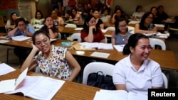 Filipino workers, including nurses applying to work in United Kingdom, attend a lecture at a review center for the International English Language Testing System or IELTS in Manila, Philippines, April 2, 2019. Picture taken April 2, 2019. (REUTERS/Eloisa L