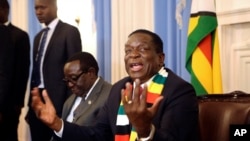 Le président zimbabwéen élu Emmerson Mnangagwa lors d'une conférence de presse à Harare, le 3 août 2018.