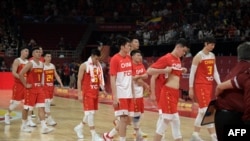 Des basketteurs chinois quittent le terrain après leur défaite face au Venezuela, Chine, le 4 septembre 2019