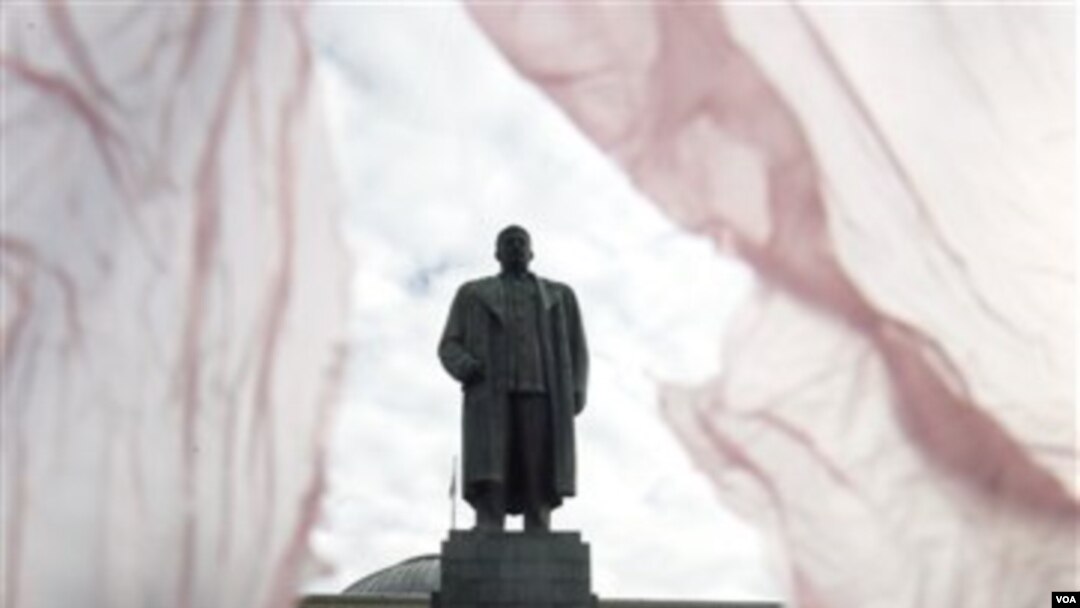 Patung Stalin di Tkibuli ketika masih utuh. Foto ini diambil saat perayaan ulang tahun Joseph Stalin, 21 Desember tahun lalu.