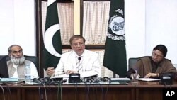 سیکرٹری الیکشن کمیشن صحافیوں کو تفصیلات سے آگاہ کررہے ہیں