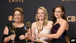 De gauche à droite : Ann Dowd, Elisabeth Moss, et Alexis Bledel aux 69e Emmy Awards, à Los Angeles, le 17 septembre 2017.