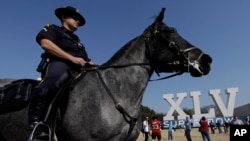 Seorang polisi berkuda mengawasi turnamen sepak bola Amerika di Dallas, Texas, 30 Januari 2011. (Foto: AP)