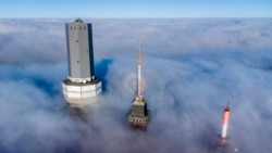 Perangkat telekomunikasi dikelilingi oleh awan di puncak gunung Feldberg di pinggiran kota Frankfurt, Jerman. (AP)&nbsp;