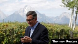 El vicepresidente de la FED, Richard Clarida, hace una llamada durante unas jornadas sobre política monetaria internacional, en Jackson Hole.